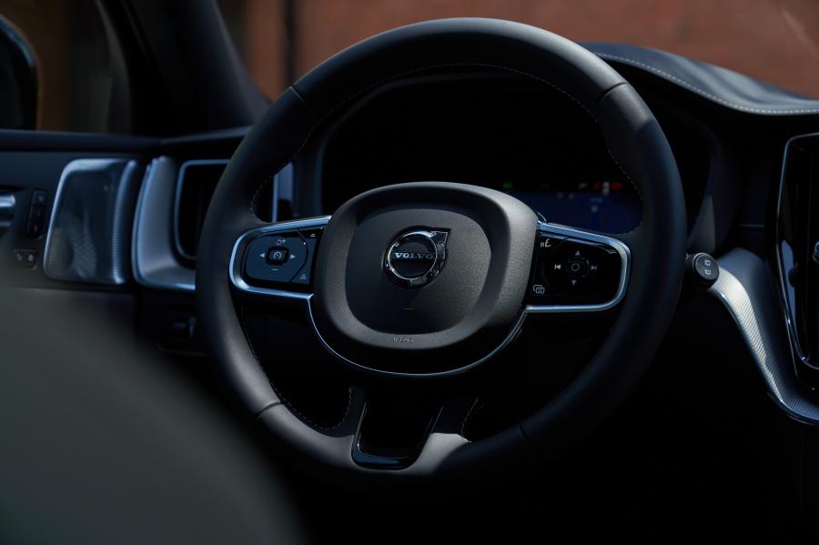 Детали интерьера Volvo XC60 B5 AWD R-Design 2021 года  (CN) (фото 3 из 15)